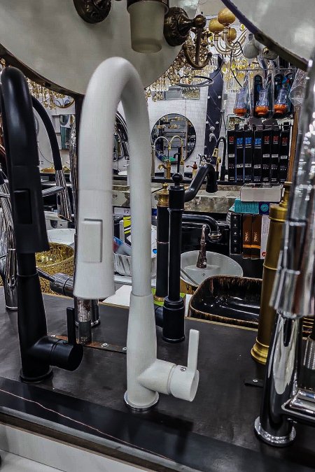 حنفية مطبخ بيضاء مطفية بفتحة سحب مرنة